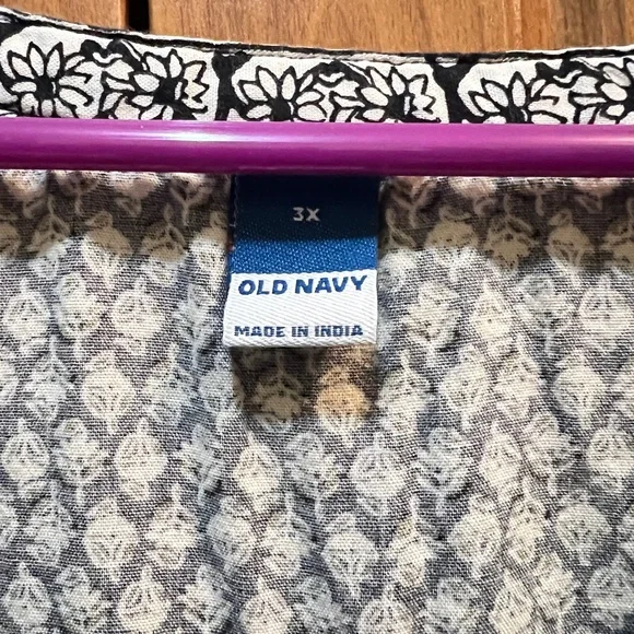Old Navy Black and White Geometric Blouse - Picture 3 of 3